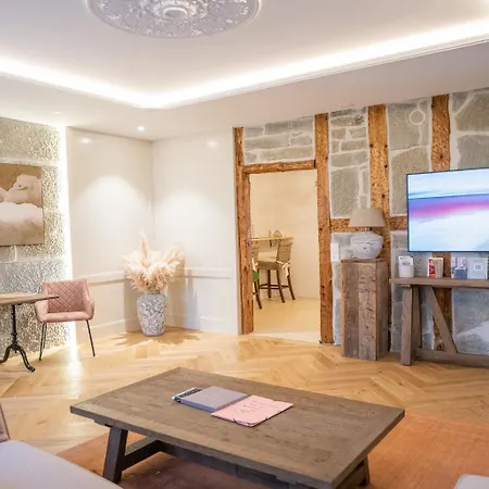 Διαμέρισμα Exklusive Stadtwohnung Mit Innenhofterrasse, Pool Und Sauna