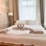 شقة Exklusive Stadtwohnung Mit Innenhofterrasse, Pool Und Sauna