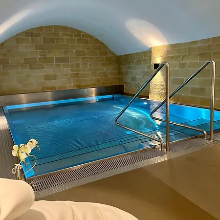 Exklusive Stadtwohnung Mit Innenhofterrasse, Pool Und Sauna Berno