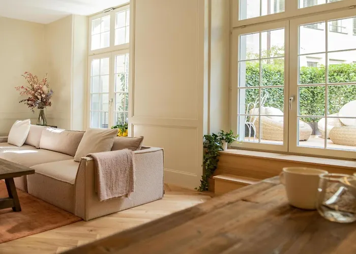 아파트 Exklusive Stadtwohnung Mit Innenhofterrasse, Pool Und Sauna 베른